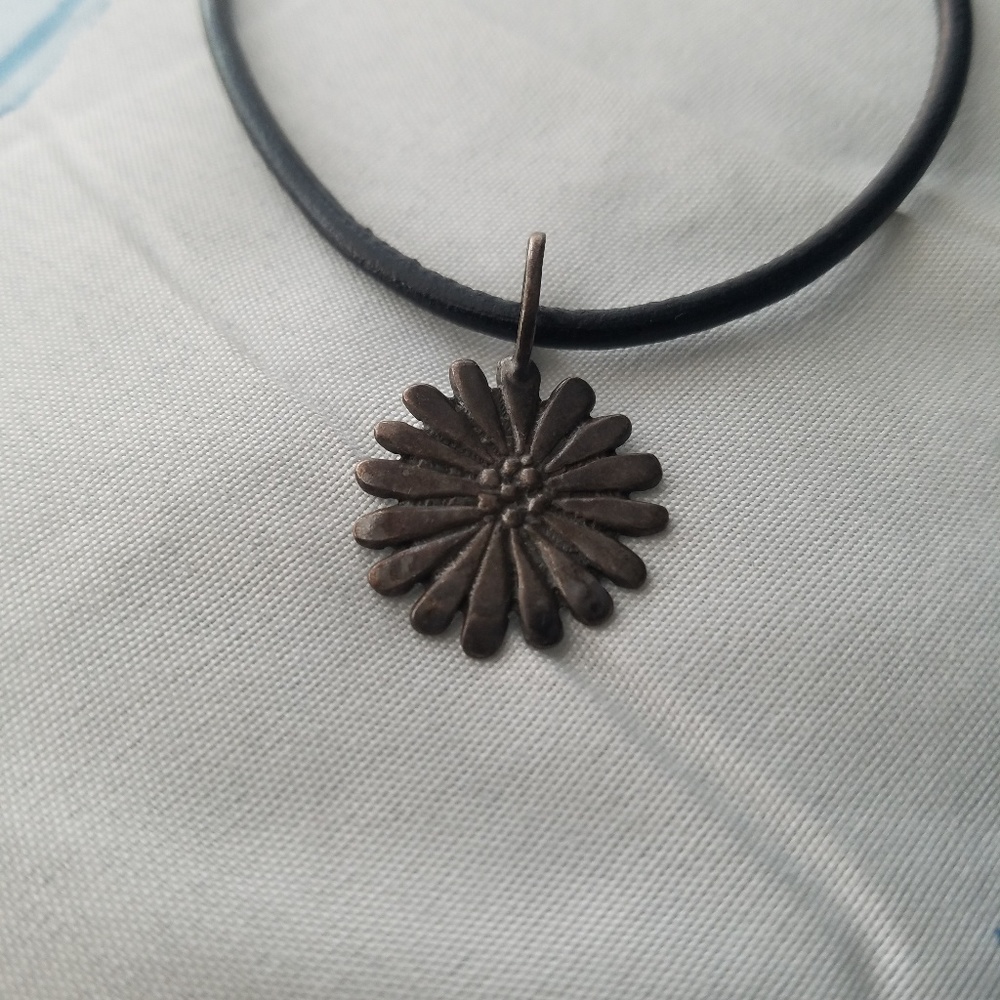 Floral pendant necklace - Picture 2 of 2